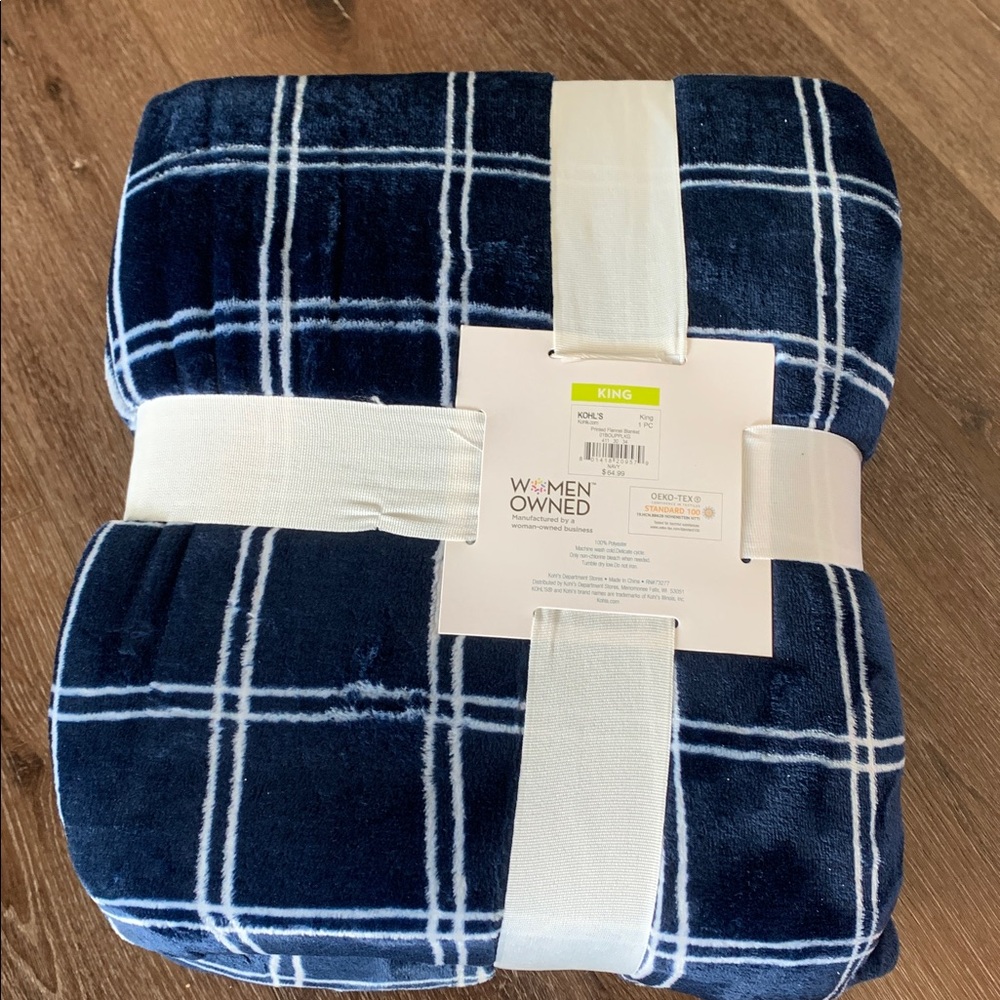 The Big One Super Soft Plush Blanket - King Size - Blue and White. New! - Picture 3 of 4